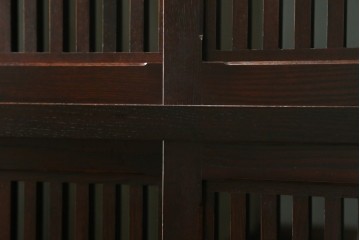 中古　美品!!　栗材　和モダン空間を彩る格子デザインの水屋箪笥　(R-084560)