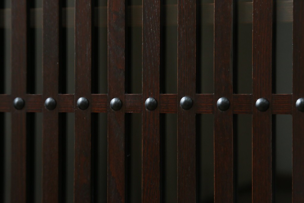 中古　美品!!　栗材　和モダン空間を彩る格子デザインの水屋箪笥　(R-084560)