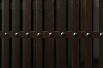 中古　美品!!　栗材　和モダン空間を彩る格子デザインの水屋箪笥　(R-084560)