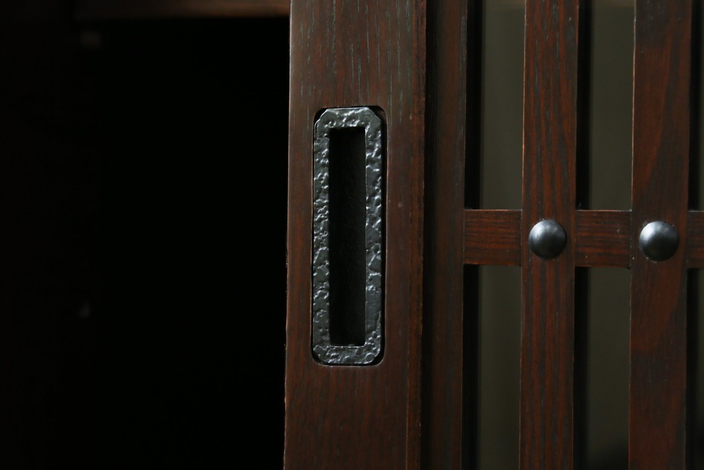 中古　美品!!　栗材　和モダン空間を彩る格子デザインの水屋箪笥　(R-084560)