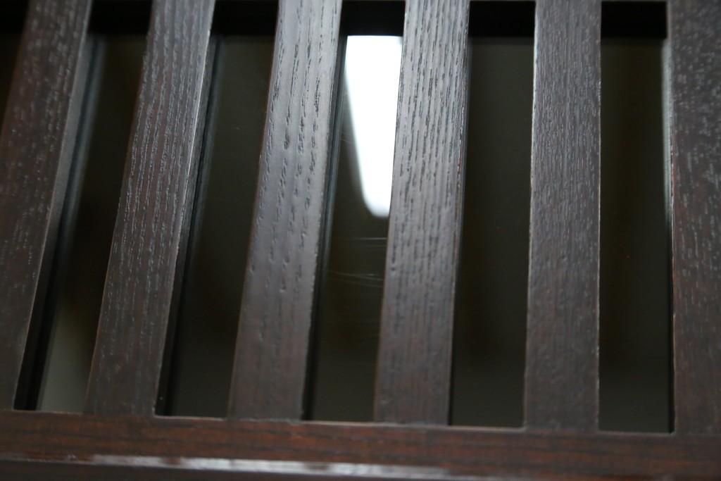 中古　美品!!　栗材　和モダン空間を彩る格子デザインの水屋箪笥　(R-084560)