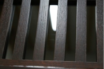 中古　美品!!　栗材　和モダン空間を彩る格子デザインの水屋箪笥　(R-084560)