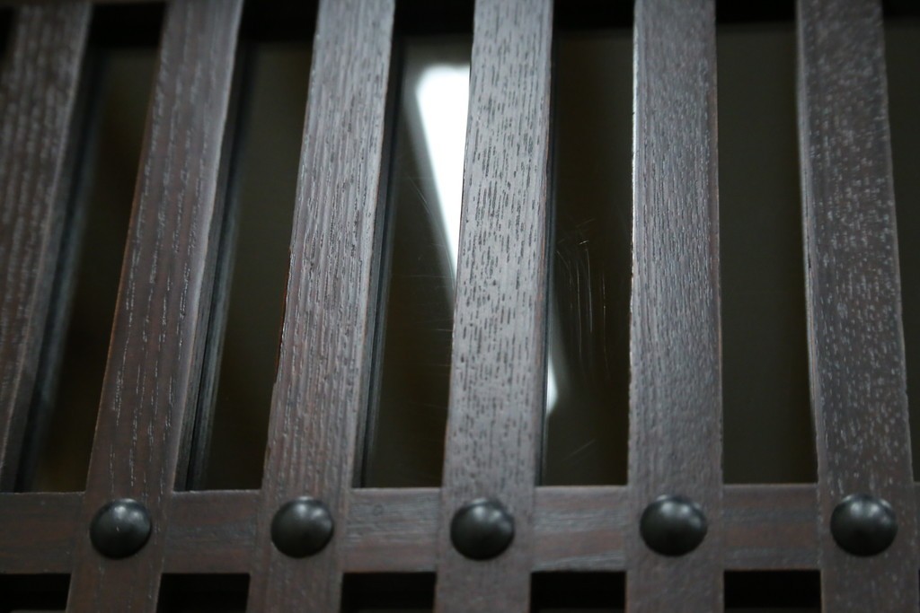 中古　美品!!　栗材　和モダン空間を彩る格子デザインの水屋箪笥　(R-084560)