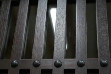 中古　美品!!　栗材　和モダン空間を彩る格子デザインの水屋箪笥　(R-084560)