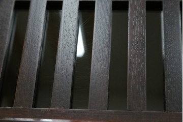 中古　美品!!　栗材　和モダン空間を彩る格子デザインの水屋箪笥　(R-084560)