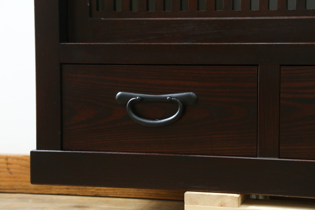 中古　美品!!　栗材　和モダン空間を彩る格子デザインの水屋箪笥　(R-084560)