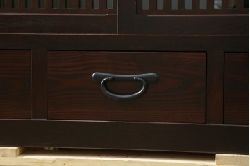 中古　美品!!　栗材　和モダン空間を彩る格子デザインの水屋箪笥　(R-084560)