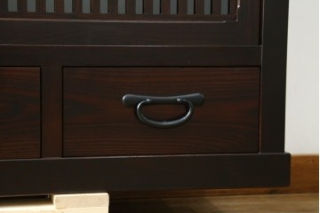 中古　美品!!　栗材　和モダン空間を彩る格子デザインの水屋箪笥　(R-084560)