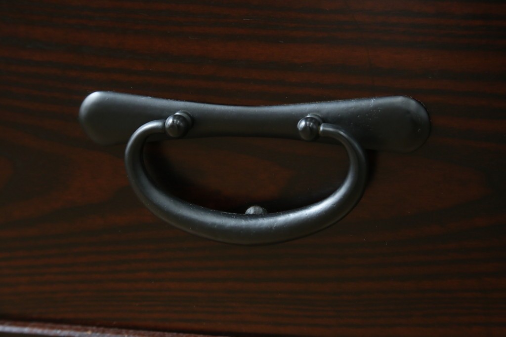 中古　美品!!　栗材　和モダン空間を彩る格子デザインの水屋箪笥　(R-084560)