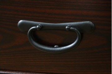 中古　美品!!　栗材　和モダン空間を彩る格子デザインの水屋箪笥　(R-084560)