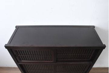 中古　美品!!　栗材　和モダン空間を彩る格子デザインの水屋箪笥(食器棚、戸棚、収納棚、キャビネット)(R-084560)