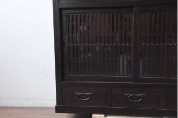 中古　美品!!　栗材　和モダン空間を彩る格子デザインの水屋箪笥(食器棚、戸棚、収納棚、キャビネット)(R-084560)