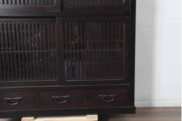 中古　美品!!　栗材　和モダン空間を彩る格子デザインの水屋箪笥(食器棚、戸棚、収納棚、キャビネット)(R-084560)