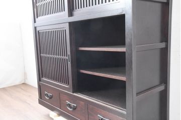 中古　美品!!　栗材　和モダン空間を彩る格子デザインの水屋箪笥(食器棚、戸棚、収納棚、キャビネット)(R-084560)