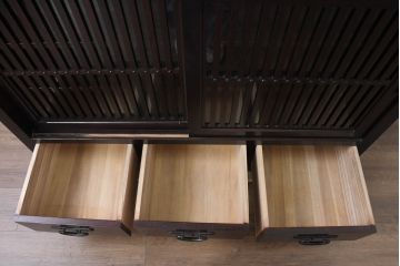 中古　美品!!　栗材　和モダン空間を彩る格子デザインの水屋箪笥(食器棚、戸棚、収納棚、キャビネット)(R-084560)