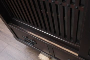 中古　美品!!　栗材　和モダン空間を彩る格子デザインの水屋箪笥(食器棚、戸棚、収納棚、キャビネット)(R-084560)