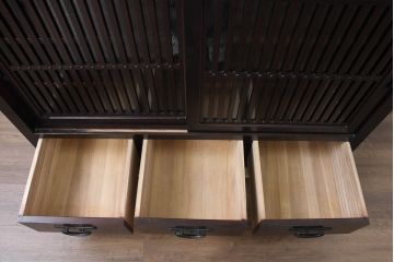 中古　美品!!　栗材　和モダン空間を彩る格子デザインの水屋箪笥(食器棚、戸棚、収納棚、キャビネット)(R-084560)