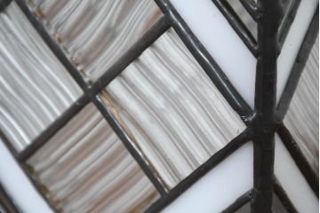 中古　希少!!　作家物!!　ステンドグラス芸術家　伊藤誠二　モダンでスタイリッシュなデザインが美しいステンドグラスのガラスアート(ランプシェード、キャンドルシェード、キャンドルホルダー、卓上照明カバー、オブジェ、飾り、置物)(定価約6万円)(R-084564)