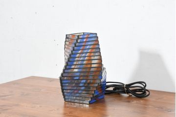 中古　希少!!　作家物!!　ステンドグラス芸術家　伊藤誠二　ゆるやかなカーブを描く幾何学フォルムが印象的なステンドグラスのテーブルスタンド(テーブルランプ、卓上照明、卓上ランプ、ナイトスタンド、ガラスアート、オブジェ)(定価約20万円)(R-084565)