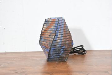中古　希少!!　作家物!!　ステンドグラス芸術家　伊藤誠二　ゆるやかなカーブを描く幾何学フォルムが印象的なステンドグラスのテーブルスタンド(テーブルランプ、卓上照明、卓上ランプ、ナイトスタンド、ガラスアート、オブジェ)(定価約20万円)(R-084565)