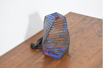 中古　希少!!　作家物!!　ステンドグラス芸術家　伊藤誠二　ゆるやかなカーブを描く幾何学フォルムが印象的なステンドグラスのテーブルスタンド(テーブルランプ、卓上照明、卓上ランプ、ナイトスタンド、ガラスアート、オブジェ)(定価約20万円)(R-084565)