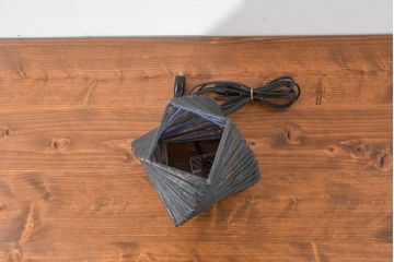中古　希少!!　作家物!!　ステンドグラス芸術家　伊藤誠二　ゆるやかなカーブを描く幾何学フォルムが印象的なステンドグラスのテーブルスタンド(テーブルランプ、卓上照明、卓上ランプ、ナイトスタンド、ガラスアート、オブジェ)(定価約20万円)(R-084565)