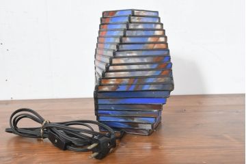 中古　希少!!　作家物!!　ステンドグラス芸術家　伊藤誠二　ゆるやかなカーブを描く幾何学フォルムが印象的なステンドグラスのテーブルスタンド(テーブルランプ、卓上照明、卓上ランプ、ナイトスタンド、ガラスアート、オブジェ)(定価約20万円)(R-084565)