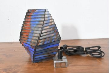 中古　希少!!　作家物!!　ステンドグラス芸術家　伊藤誠二　ゆるやかなカーブを描く幾何学フォルムが印象的なステンドグラスのテーブルスタンド(テーブルランプ、卓上照明、卓上ランプ、ナイトスタンド、ガラスアート、オブジェ)(定価約20万円)(R-084565)