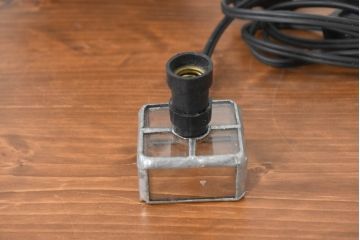 中古　希少!!　作家物!!　ステンドグラス芸術家　伊藤誠二　ゆるやかなカーブを描く幾何学フォルムが印象的なステンドグラスのテーブルスタンド(テーブルランプ、卓上照明、卓上ランプ、ナイトスタンド、ガラスアート、オブジェ)(定価約20万円)(R-084565)