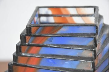 中古　希少!!　作家物!!　ステンドグラス芸術家　伊藤誠二　ゆるやかなカーブを描く幾何学フォルムが印象的なステンドグラスのテーブルスタンド(テーブルランプ、卓上照明、卓上ランプ、ナイトスタンド、ガラスアート、オブジェ)(定価約20万円)(R-084565)