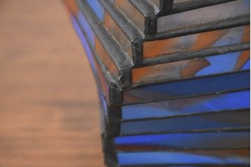 中古　希少!!　作家物!!　ステンドグラス芸術家　伊藤誠二　ゆるやかなカーブを描く幾何学フォルムが印象的なステンドグラスのテーブルスタンド(テーブルランプ、卓上照明、卓上ランプ、ナイトスタンド、ガラスアート、オブジェ)(定価約20万円)(R-084565)