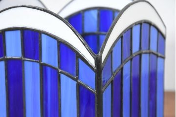 中古　希少!!　作家物!!　ステンドグラス芸術家　伊藤誠二　目の覚めるようなブルーが美しいステンドグラスのキャンドルシェード(ランプシェード、キャンドルホルダー、卓上照明カバー、ガラスアート、オブジェ、飾り、置物)(定価約7万円)(R-084566)