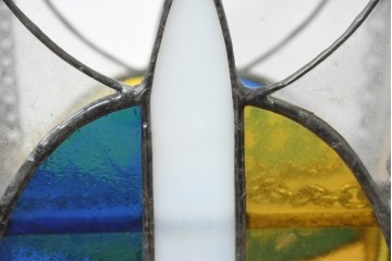 中古　希少!!　作家物!!　ステンドグラス芸術家　伊藤誠二　光と曲線で魅せるステンドグラスのシェード　定価約14万円相当　(R-084568)