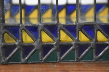 中古　希少!!　作家物!!　ステンドグラス芸術家　伊藤誠二　格子と三角模様が美しいステンドグラスのシェード　定価約14万円相当　(R-084569)