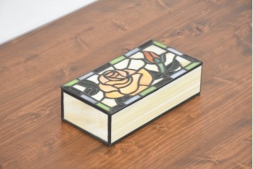 中古　希少!!　作家物!!　ステンドグラス芸術家　伊藤誠二　薔薇のデザインが優雅な印象を与える小箱　定価約14万円相当　(R-084572)