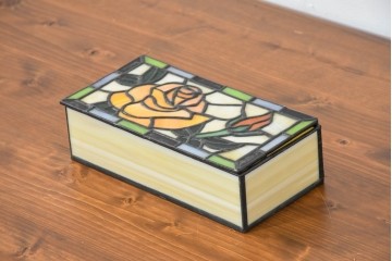 中古　希少!!　作家物!!　ステンドグラス芸術家　伊藤誠二　薔薇のデザインが優雅な印象を与える小箱　定価約14万円相当　(R-084572)