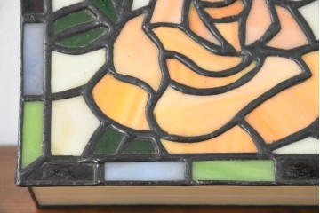 中古　希少!!　作家物!!　ステンドグラス芸術家　伊藤誠二　薔薇のデザインが優雅な印象を与える小箱　定価約14万円相当　(R-084572)