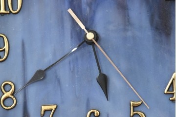 中古　希少!!　作家物!!　ステンドグラス芸術家　伊藤誠二　マーブルガラスをあしらったおしゃれなスクエア型の壁掛け時計　定価約4万円相当　(R-084577)