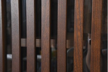 中古　美品　民芸家具　和光　ナラ材　落ち着いた佇まいが魅力的な水屋箪笥　(R-084580)