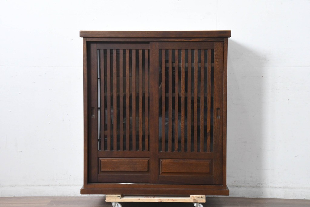 中古 美品 民芸家具 和光 ナラ材 落ち着いた佇まいが魅力的な水屋箪笥サイドキャビネット (R-084581)
