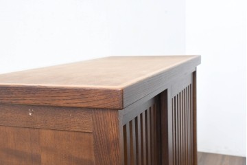 中古　美品　民芸家具　和光　ナラ材　落ち着いた佇まいが魅力的な水屋箪笥サイドキャビネット　(R-084581)