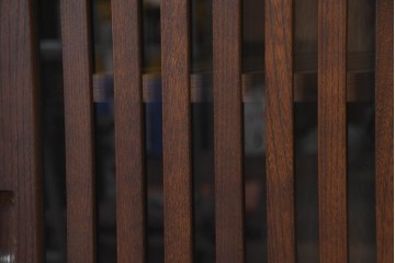 中古　美品　民芸家具　和光　ナラ材　落ち着いた佇まいが魅力的な水屋箪笥サイドキャビネット　(R-084581)