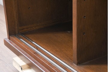 中古　美品　民芸家具　和光　ナラ材　落ち着いた佇まいが魅力的な水屋箪笥サイドキャビネット　(R-084581)