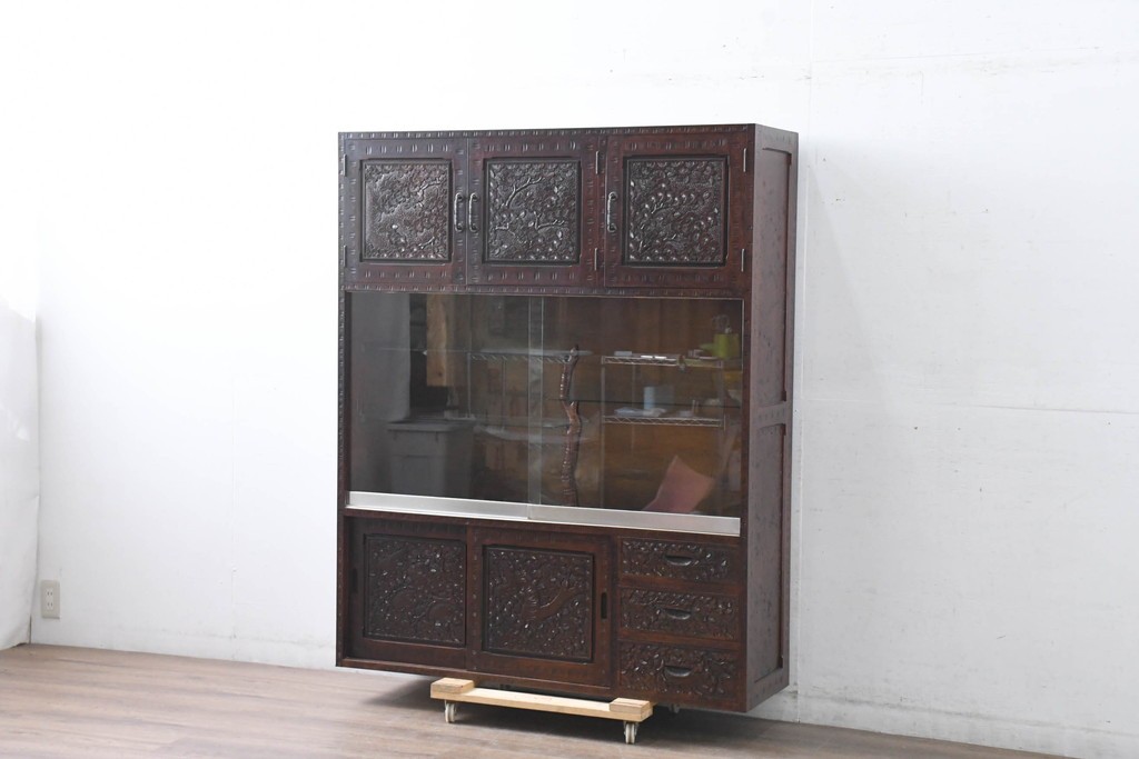 《脚(台輪)取り付け加工費込み》　中古　超美品　軽井沢彫り　桜文様の精緻な木彫が映えるガラス戸食器棚　(R-084583)