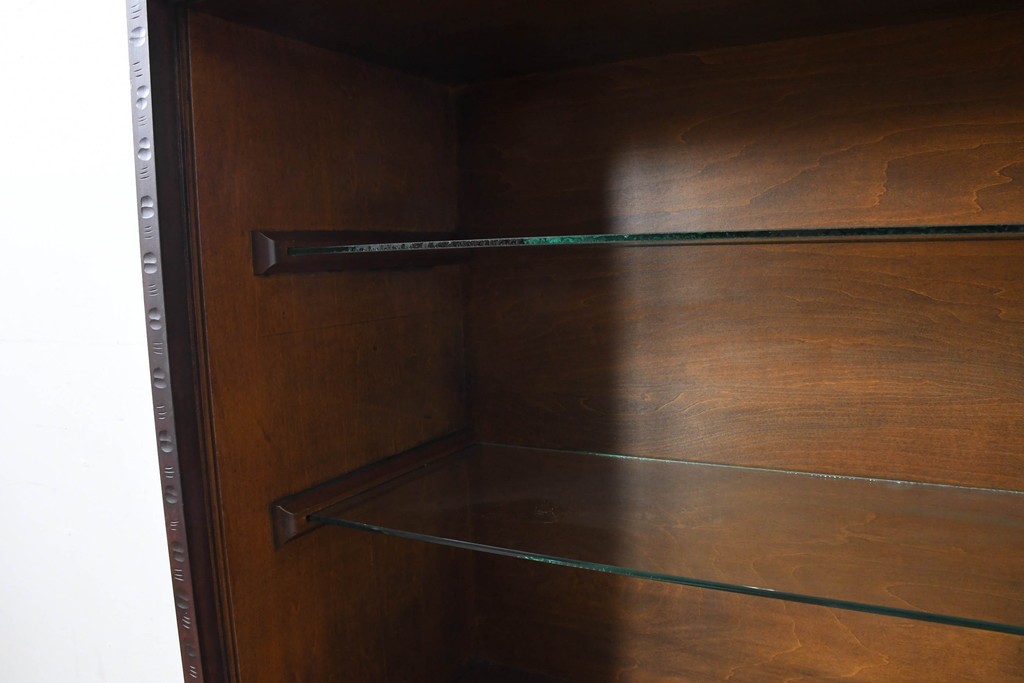 《脚(台輪)取り付け加工費込み》　中古　超美品　軽井沢彫り　桜文様の精緻な木彫が映えるガラス戸食器棚　(R-084583)