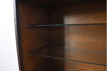 《脚(台輪)取り付け加工費込み》　中古　超美品　軽井沢彫り　桜文様の精緻な木彫が映えるガラス戸食器棚　(R-084583)