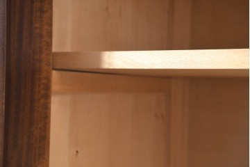 《脚(台輪)取り付け加工費込み》　中古　超美品　軽井沢彫り　桜文様の精緻な木彫が映えるガラス戸食器棚　(R-084583)