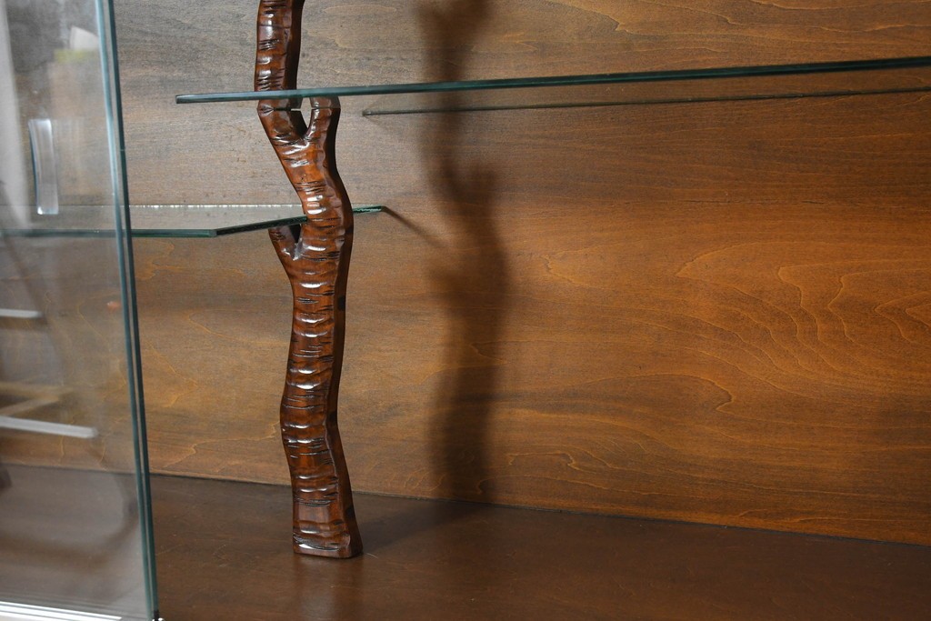 《脚(台輪)取り付け加工費込み》　中古　超美品　軽井沢彫り　桜文様の精緻な木彫が映えるガラス戸食器棚　(R-084583)