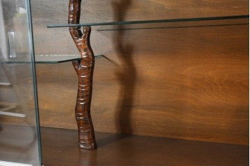 《脚(台輪)取り付け加工費込み》　中古　超美品　軽井沢彫り　桜文様の精緻な木彫が映えるガラス戸食器棚　(R-084583)