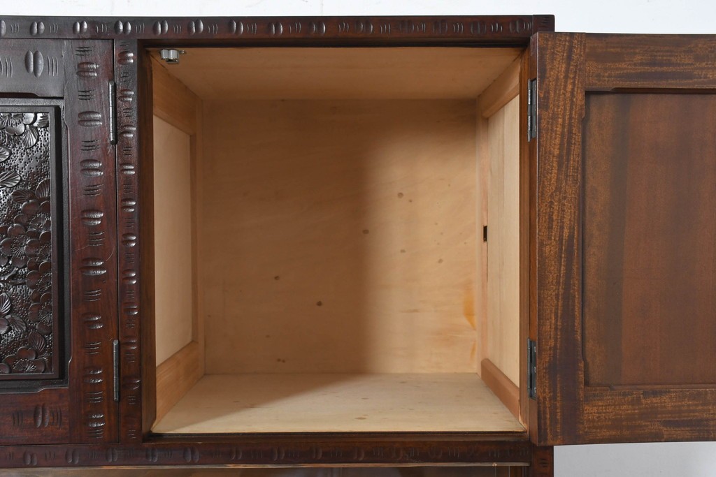 《脚(台輪)取り付け加工費込み》　中古　超美品　軽井沢彫り　桜文様の精緻な木彫が映えるガラス戸食器棚　(R-084583)